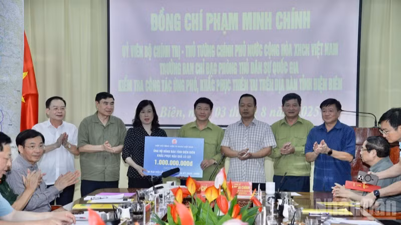 Bộ trưởng Y tế Đào Hồng Lan trao tượng trưng số tiền 1 tỷ đồng của Hiệp hội Bệnh viện tư nhân Việt Nam hỗ trợ tỉnh Điện Biên khắc phục hậu quả thiên tai (Ảnh: Thanh Giang).