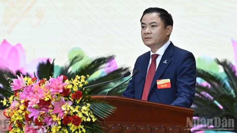 Phó Bí thư Đảng ủy, Tổng Giám đốc Tập đoàn Công nghiệp-Năng lượng Quốc gia Việt Nam Lê Ngọc Sơn trình bày báo cáo chính trị tại Đại hội. (Ảnh: Trần Hải)
