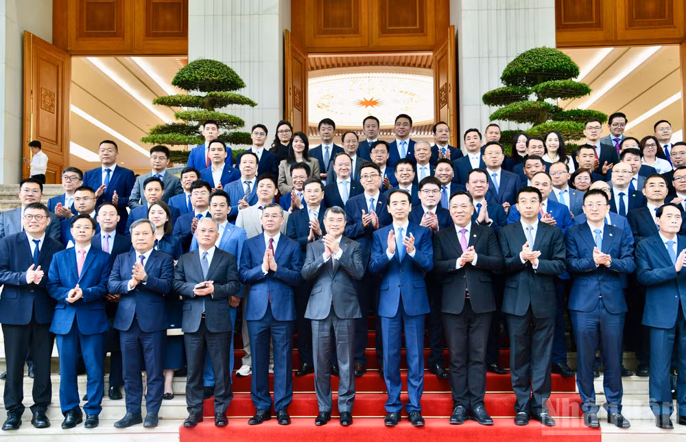 Thủ tướng Chính phủ Lê Minh Hưng và lãnh đạo các doanh nghiệp Trung Quốc đang đầu tư tại Việt Nam. (Ảnh: THANH GIANG)