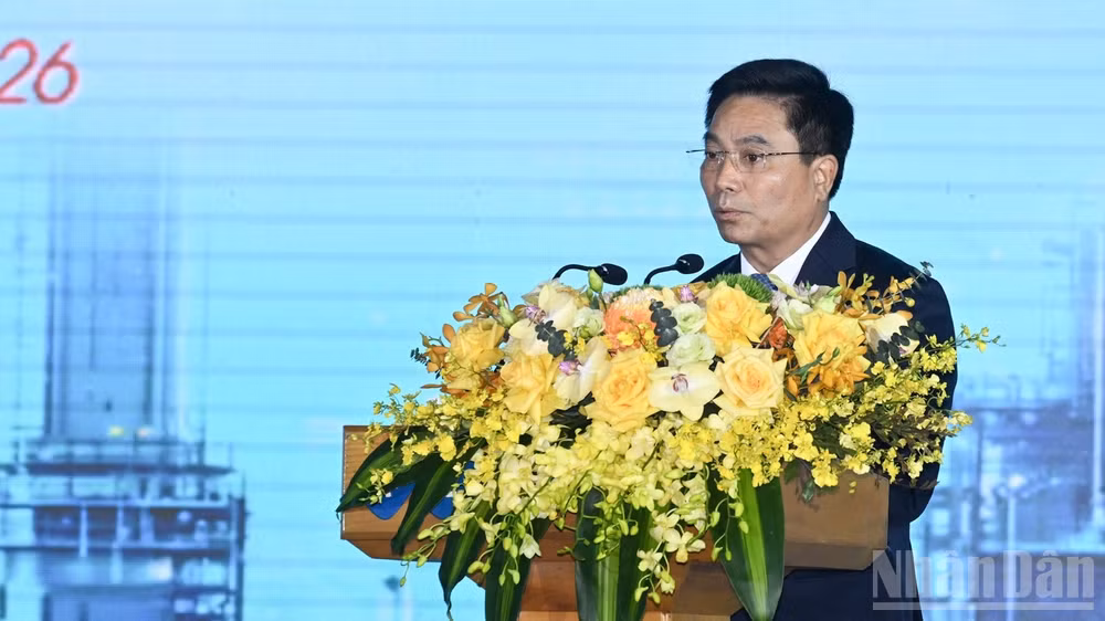 Bí thư Tỉnh ủy Thanh Hóa Nguyễn Doãn Anh phát biểu ý kiến tại hội nghị. (Ảnh TRẦN HẢI)