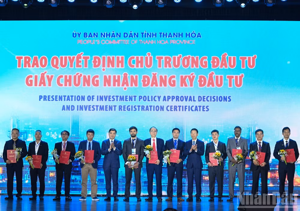 Tỉnh Thanh Hóa trao các Quyết định chủ trương đầu tư, Giấy chứng nhận đầu tư cho các nhà đầu tư. (Ảnh: TRẦN HẢI)