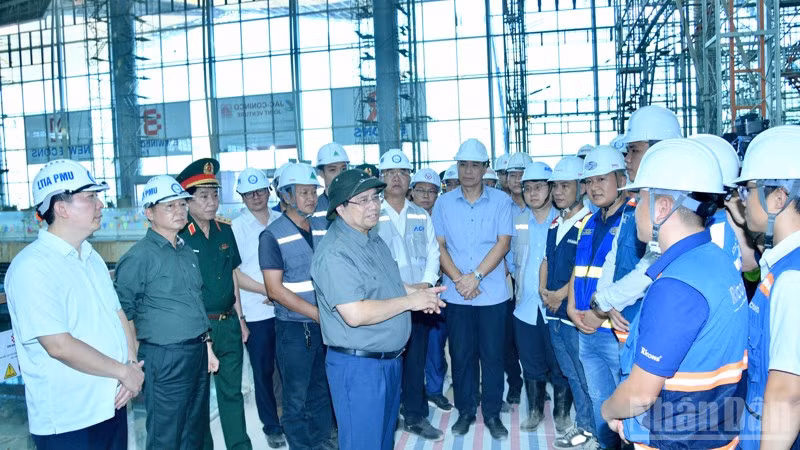 Thủ tướng Phạm Minh Chính hỏi thăm, động viên các đơn vị đang thi công tại Nhà ga hành khách - Cảng hàng không quốc tế Long Thành. (Ảnh: Thanh Giang)