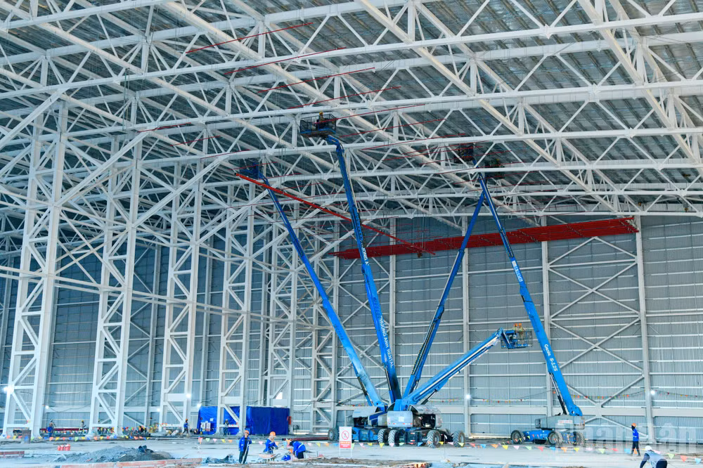 Hangar máy bay do Vietjet đầu tư xây dựng đang được khẩn trương hoàn thành. (Ảnh: THANH GIANG)