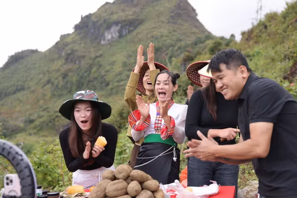 Chị Vừ Thị Xia (bìa phải), Vừ Thị Chứ (bìa trái) livestream bán khoai sâm và nông sản của Sìn Hồ.