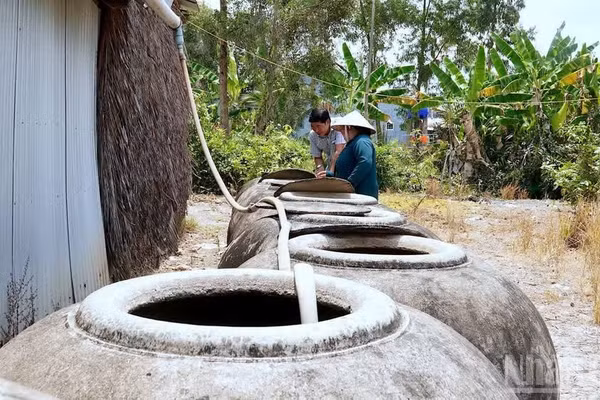 Người dân vùng nông thôn Cà Mau dùng lu to trữ nước mưa sử dụng cho sinh hoạt trong mùa khô. (Ảnh: HỮU TÙNG) 