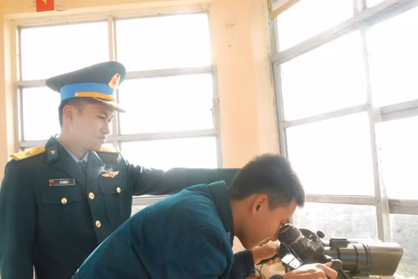 Trên đỉnh núi, giữa gió biển và sương đêm, những người lính lặng thầm dõi theo từng tín hiệu trên màn hình ra-đa, ngày đêm canh giữ vùng trời Tổ quốc.