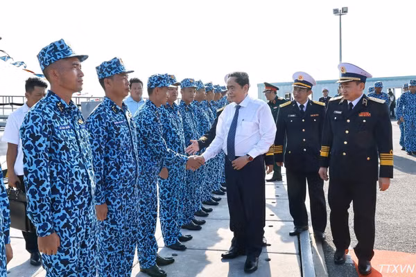 Chủ tịch Quốc hội Trần Thanh Mẫn với chiến sĩ Lữ đoàn Tàu ngầm 189. (Ảnh: TTXVN)