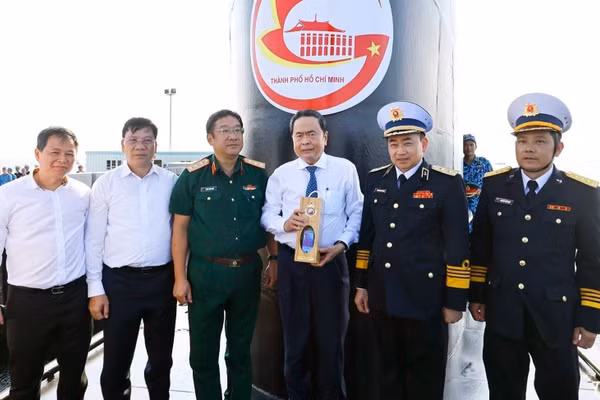 Lữ đoàn Tàu ngầm 189 tặng quà Chủ tịch Quốc hội Trần Thanh Mẫn. (Ảnh: TTXVN)