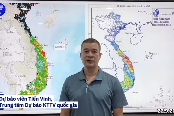 Dự báo viên Tiến Vinh, Trung tâm Dự báo Khí tượng Thủy văn quốc gia nhận định tình hình mưa rất lớn dồn dập tại miền trung và Nam Bộ.