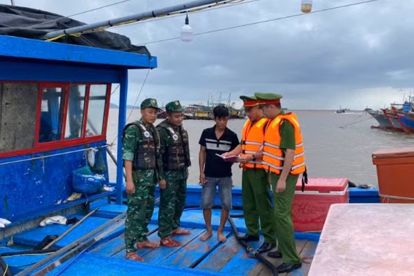 Lực lượng chức năng phường Móng Cái 2, chủ động tuyên truyền ngư dân về nơi tránh trú bão an toàn. (Ảnh: Baoquangninh.vn)