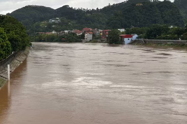 Hình ảnh nước sông Kỳ Cùng đang lên. (Hình ảnh do Đài Khí tượng thủy văn Lạng Sơn cung cấp)
