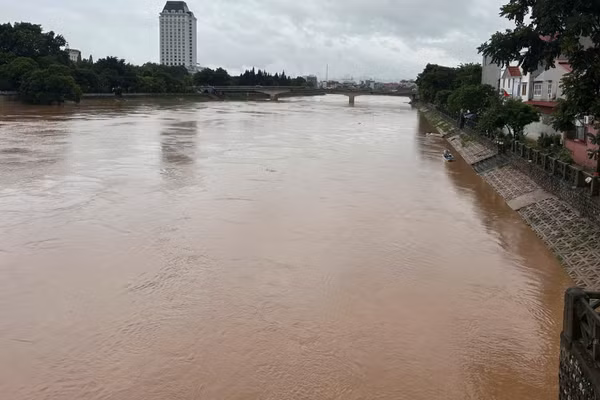 Hình ảnh nước sông Kỳ Cùng đang lên lúc 8 giờ 30 phút ngày 22/8. (Hình ảnh do Đài Khí tượng thủy văn Lạng Sơn cung cấp)