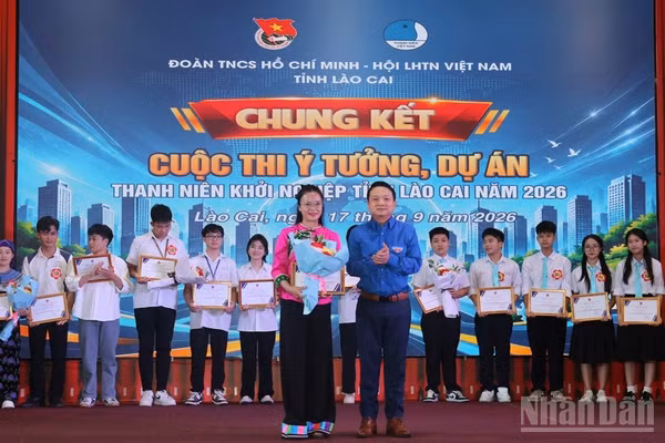  Đồng chí Triệu Trí Lộc, Phó Bí thư Tỉnh đoàn Lào Cai trao giải thưởng cho các tác giả đạt giải. (Ảnh: THANH SƠN)
