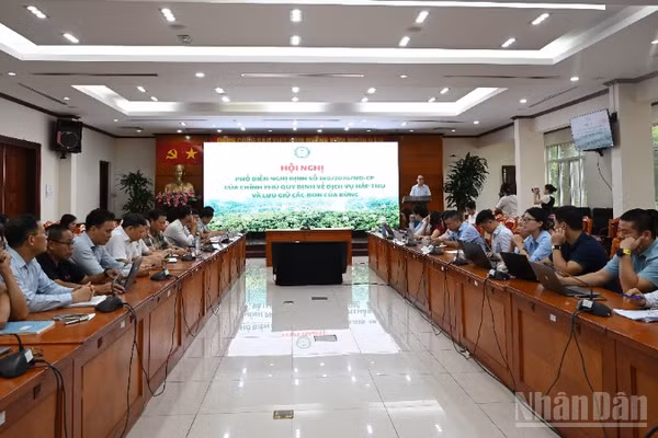 Toàn cảnh hội nghị phổ biến Nghị định số 180/2026/NĐ-CP của Chính phủ quy định về dịch vụ hấp thụ và lưu giữ carbon của rừng.