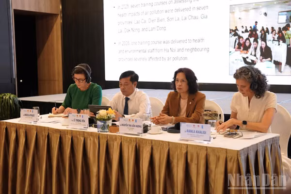 Các đại biểu chủ trì Hội thảo “Khắc phục ô nhiễm và cải thiện chất lượng không khí tại Việt Nam - từ chính sách đến hành động”.