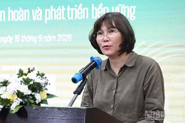 Bà Lý Thị Hồng Điệp, Phó Tổng Biên tập Báo Nông nghiệp và Môi trường phát biểu tại hội thảo.