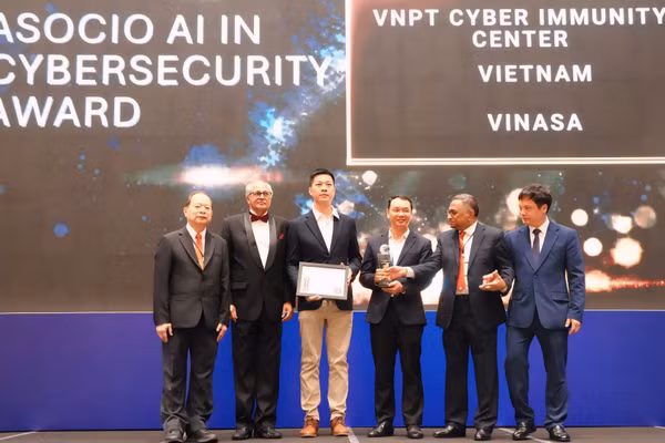 Đại diện VNPT Cyber Immunity nhận giải AI in Cybersecurity (Ảnh VNPT)