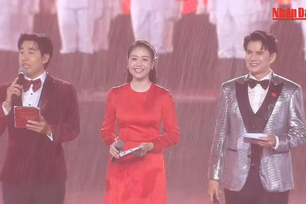 Vũ Trọng Cường chào trong mưa.