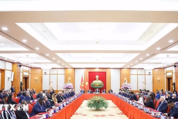 Tổng Bí thư Tô Lâm tiếp Trưởng đoàn các nước tham dự Lễ mở ký Công ước Liên hợp quốc về chống tội phạm mạng. (Ảnh: TTXVN)