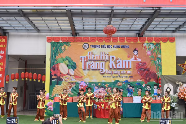 Học sinh phân hiệu Bích Hòa, Trường Tiểu học Hùng Vương biểu diễn văn nghệ tại chương trình Trung thu của trường.