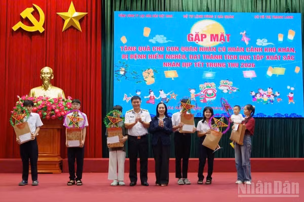 Đại tá Lê Huy Tuynh, Phó Chính ủy Vùng 3 Hải quân trao quà cho con em quân nhân có hoàn cảnh đặc biệt, khó khăn.