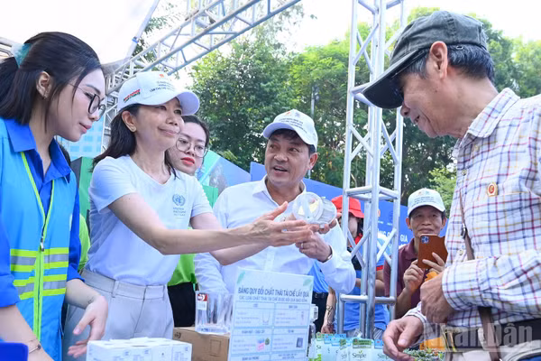 Bà Pauline Tamesis, Điều phối viên thường trú Liên hợp quốc tại Việt Nam (áo trắng đội mũ) cùng các đại biểu tại gian hàng sản phẩm bảo vệ môi trường.