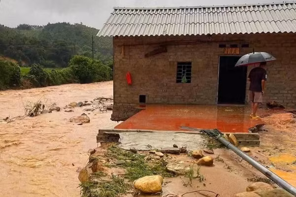 Mưa lớn, dòng chảy mạnh gây xói lở sát nhà dân, đe dọa an toàn nhà ở. (Ảnh: Báo Nông nghiệp và Môi trường)