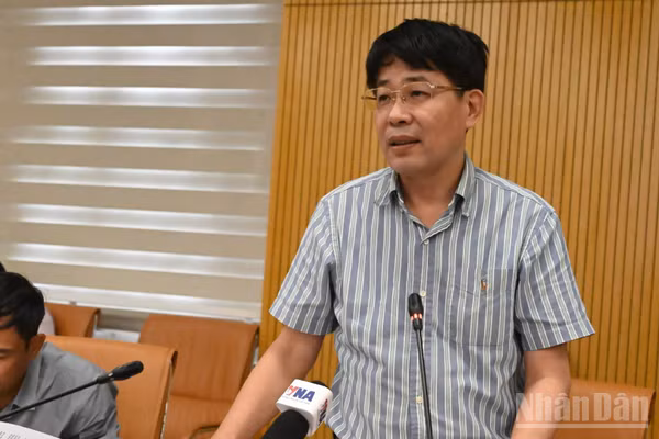 Ông Mai Văn Phấn, Phó Cục trưởng Cục Quản lý đất đai, thông tin tại buổi họp báo.