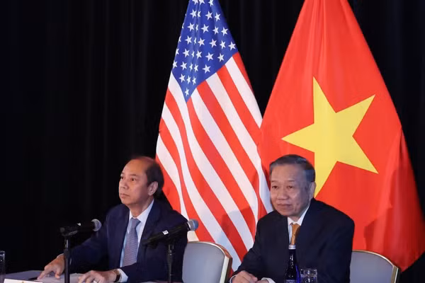 Tổng Bí thư, Chủ tịch nước Tô Lâm và Đại sứ Nguyễn Quốc Dũng tại cuộc gặp gỡ các chuyên gia, trí thức người Việt Nam tại Hoa Kỳ. (Ảnh: TTXVN)