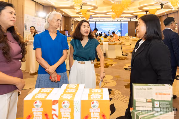 Các đại biểu tham quan các gian hàng trưng bày tại hội thảo.