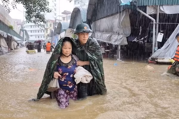 Hoàn lưu bão số 4 tiếp tục gây mưa lớn tại Đông Bắc Bộ, nguy cơ lũ quét, sạt lở đất và ngập lụt vùng trũng thấp. (Ảnh: Bộ Chỉ huy quân sự tỉnh Lạng Sơn)