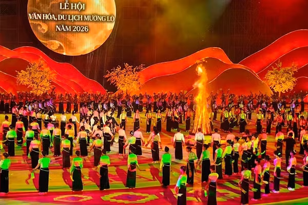 Vòng xòe rộng mở. (Ảnh: THANH SƠN)