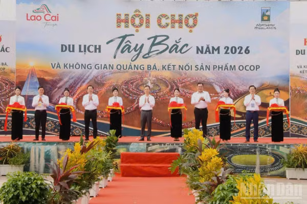 Các đại biểu cắt băng khai khai mạc Không gian quảng bá, kết nối sản phẩm OCOP gắn với du lịch cấp vùng tại Lào Cai.