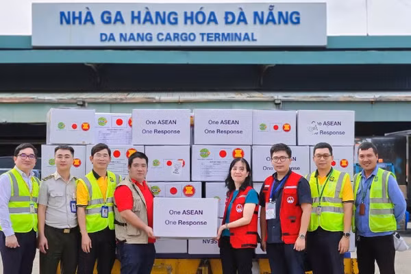 Cục Quản lý đê điều và Phòng, chống thiên tai (Bộ Nông nghiệp và Môi trường) tiếp nhận hàng viện trợ khẩn cấp của Trung tâm Điều phối ASEAN về hỗ trợ nhân đạo trong quản lý thiên tai (Trung tâm AHA) dành cho người dân thành phố Đà Nẵng.