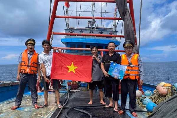 Lực lượng Kiểm ngư phát tờ rơi tuyên truyền về chủ quyền biển, đảo và tặng cờ cho ngư dân trên biển.