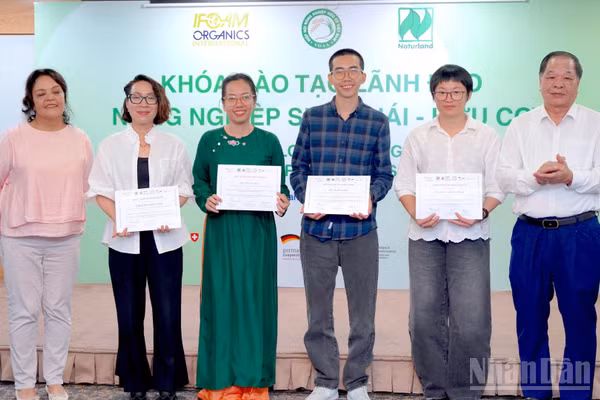 Bốn đề án phát triển tiêu biểu, góp phần thúc đẩy thực hành nông nghiệp sinh thái, hữu cơ và phát triển hệ thống thực phẩm bền vững được vinh danh tại lễ bế mạc khóa học.