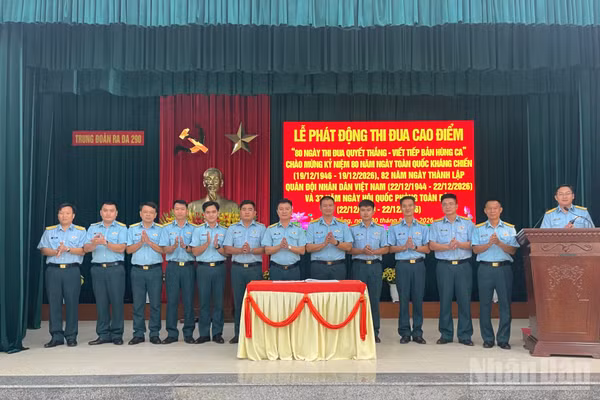 Lãnh đạo, chỉ huy Trung đoàn Ra-đa 290, chứng kiến, xác nhận giao ước thi đua của các cơ quan, đơn vị. 