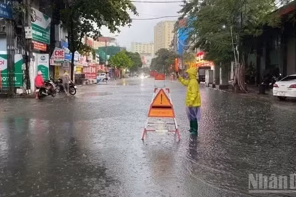 Áp thấp nhiệt đới đã đi vào đất liền khu vực Quảng Trị và tiếp tục di chuyển sâu vào đất liền.