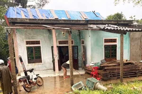 Một ngôi nhà bị gió lốc cuốn bay mái. (Ảnh: SN)