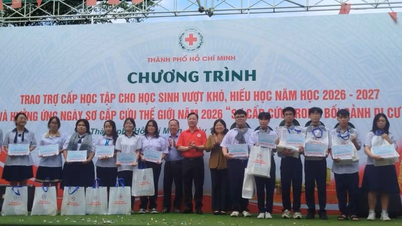 Trao trợ cấp học tập và quà tặng cho học sinh vượt khó, hiếu học tại chương trình. (Ảnh: Trịnh Bình)