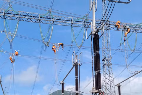 EVNNPT sửa chữa, bảo dưỡng thiết bị để bảo đảm vận hành an toàn, liên tục, ổn định dịp nghỉ lễ 2/9. (Ảnh: EVNNPT)