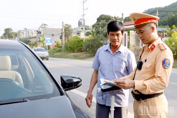 Lực lượng Cảnh sát giao thông tỉnh Tuyên Quang tăng cường kiểm tra, xử lý vi phạm và hướng dẫn người tham gia giao thông đi lại thuận lợi, an toàn dịp nghỉ lễ. (Ảnh: Đức Thắng)