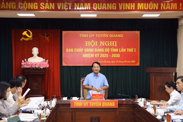 Đồng chí Hầu A Lềnh, Bí thư Tỉnh ủy Tuyên Quang chủ trì hội nghị.