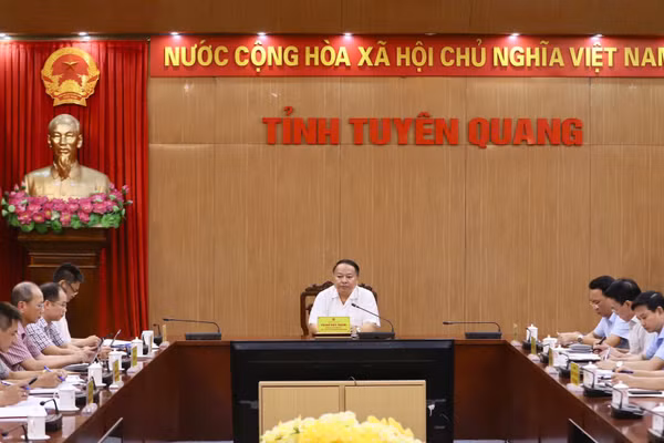 Chủ tịch Ủy ban nhân dân tỉnh Tuyên Quang Phan Huy Ngọc chủ trì cuộc họp. (Ảnh: DT)