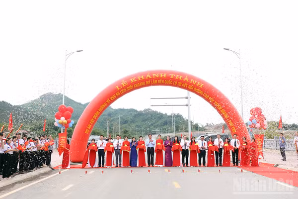 Đại biểu cắt băng khánh thành dự án tuyến đường từ Khu du lịch suối khoáng Mỹ Lâm đến Quốc lộ 2D, kết nối với đường cao tốc Tuyên Quang-Phú Thọ. (Ảnh: Đức Thắng)