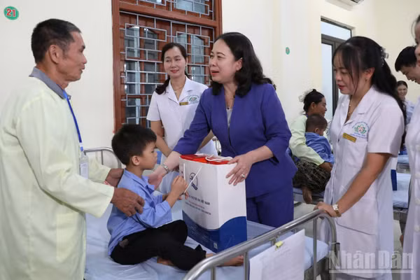 Phó Chủ tịch nước Võ Thị Ánh Xuân tặng quà cho bệnh nhi đang điều trị tại Bệnh viện Phục hồi chức năng tỉnh Tuyên Quang. (Ảnh: Đức Thắng)