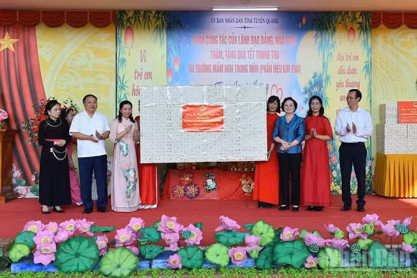 Đoàn công tác của Phó Thủ tướng Chính phủ Phạm Thị Thanh Trà đã trao tặng Trường mầm non Trung Môn, phường Minh Xuân ti vi 75 inch phục vụ hoạt động dạy học, vui chơi của các cháu. (Ảnh: THANH PHÚC)