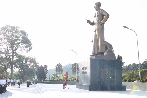 Đồng chí Phó Chủ tịch Thường trực Quốc hội Đỗ Văn Chiến và Đoàn công tác dâng hoa tại tượng đài Bác Hồ ở Tân Trào. (Ảnh: HUY HOÀNG)