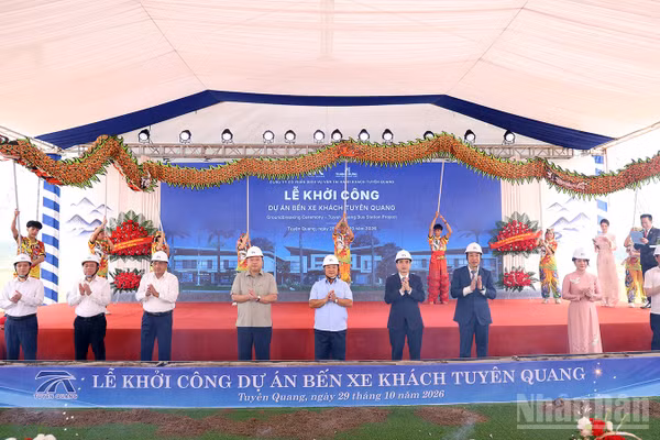 Đại biểu thực hiện nghi thức khởi công dự án. (Ảnh: ĐỨC THẮNG)