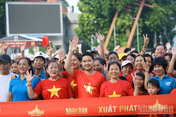 Đông đảo người dân tại Tuyên Quang tham gia chương trình đi bộ "Cùng Việt Nam tiến bước" năm 2025. (Ảnh: ĐỨC THẮNG)